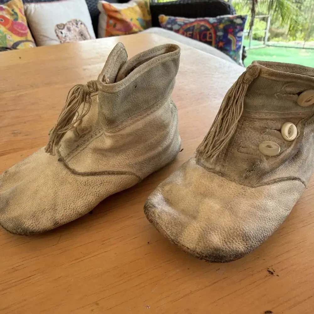 ANTIQUE VICTORIAN CREAM KID LEATHER BABY CHILD SHOES 3 BUTTON HIGH TOP TASSLE